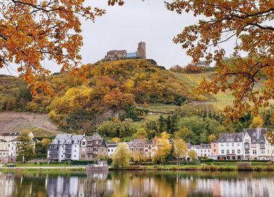 Burg Landshut im Herbst