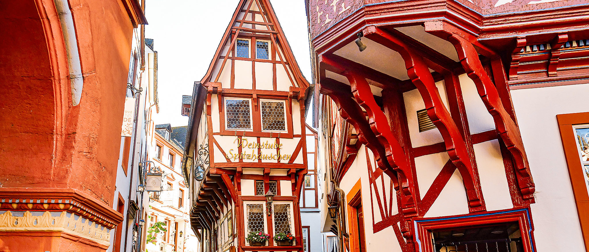 Kultur und Fachwerk an der Mosel Das Bild zeigt das Spitzhäuschen in Bernkastel-Kues. Es ist das schmalste Gebäude in der Altstadt. Im Erdgeschoss befindet sich eine Weinstube.