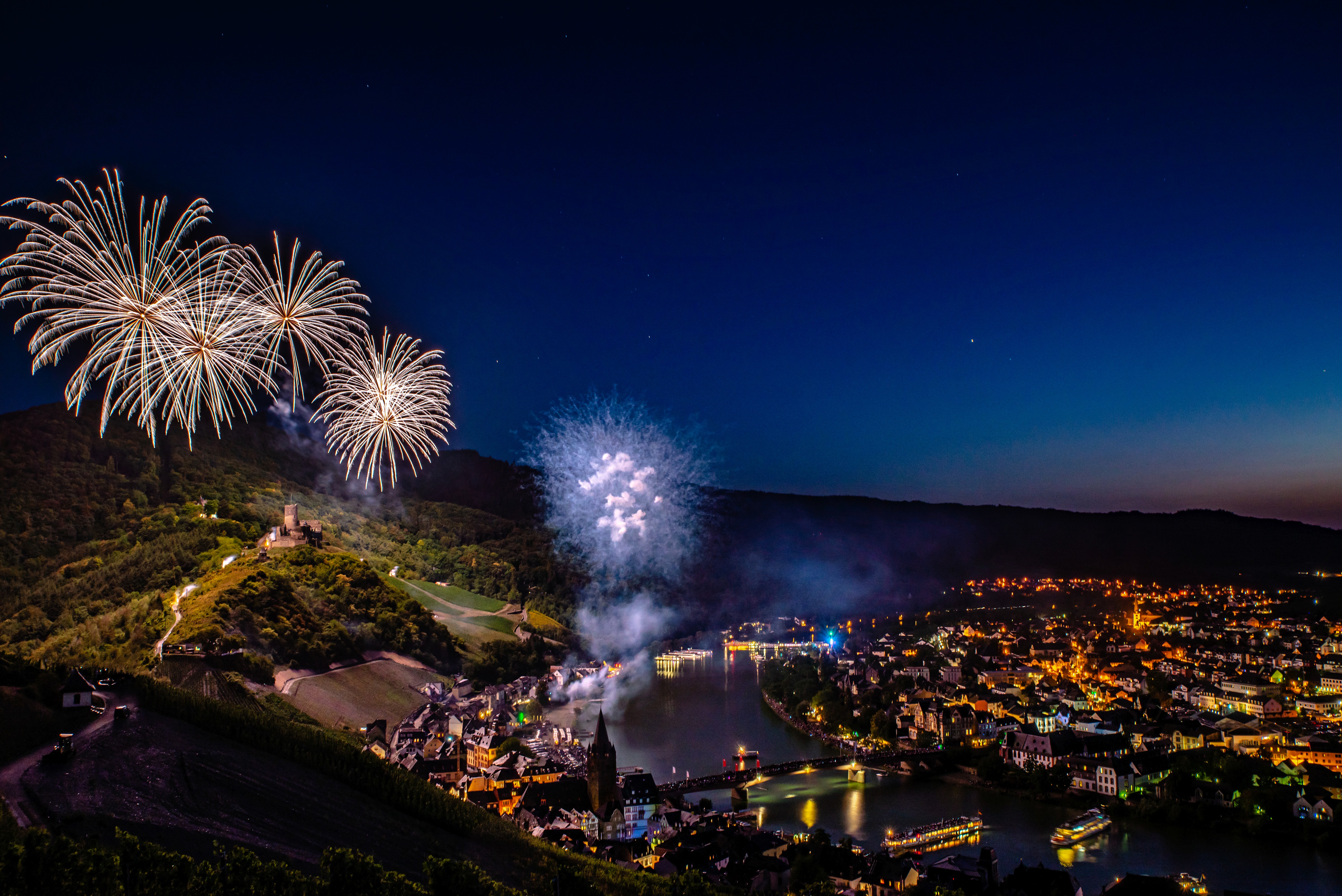 Feuerwerk bei Nacht über der Burg Landshut in Bernkastel-Kues Das Foto zeigt ein Feuerwerk in Bernkastel-Kues über der Burg Landshut und der Mosel beim Weinfest der Mittelmosel.